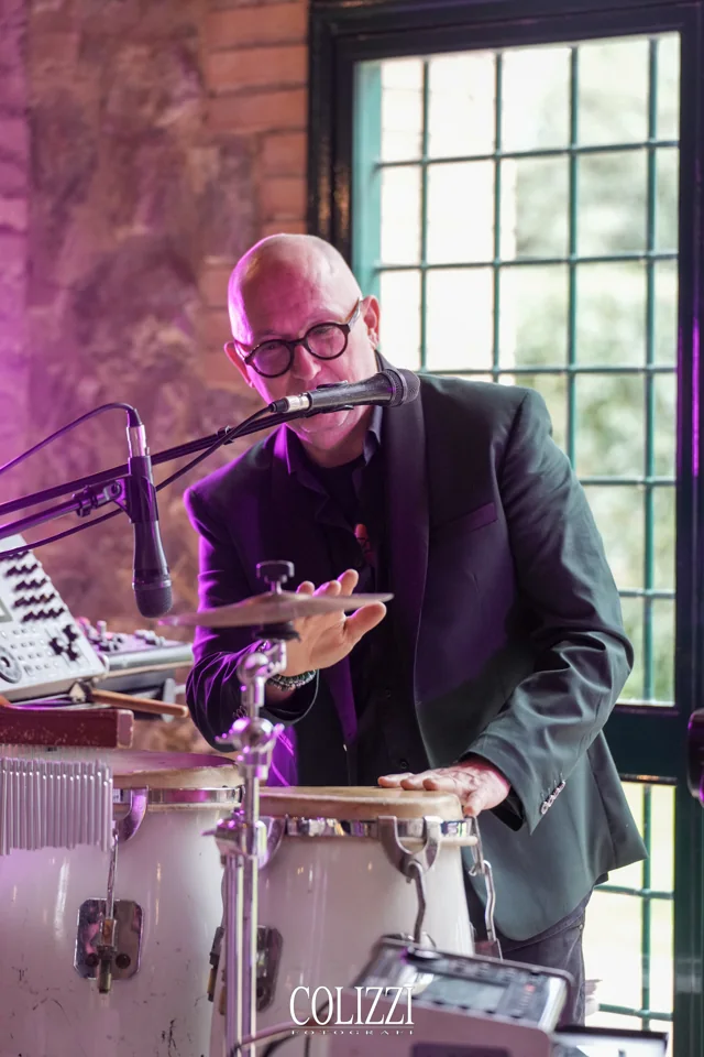 Carlo Simonazzi alle percussioni durante un live Everglades