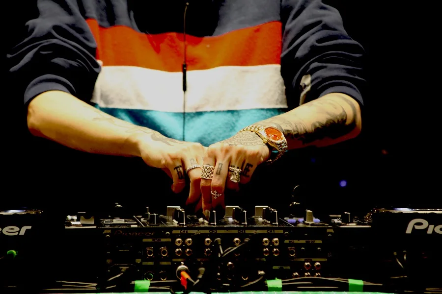 Console DJ durante un evento Everglades