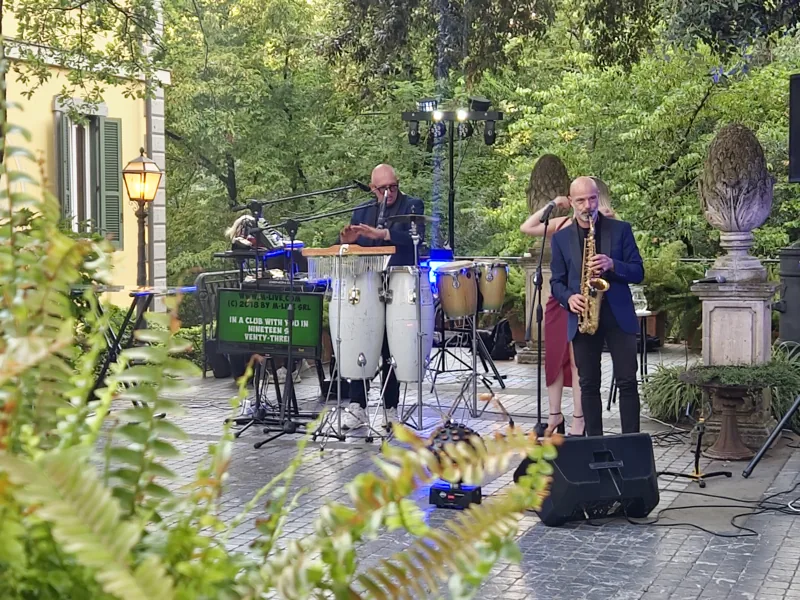 Everglades Band si esibisce in un giardino