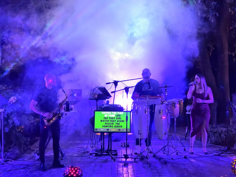La band sul palco durante uno spettacolo serale