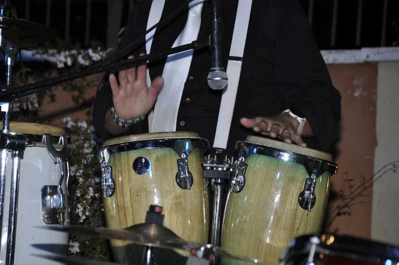 Dettaglio delle percussioni durante un live