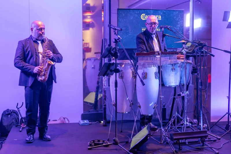 Carlo alle percussioni insieme al sassofonista