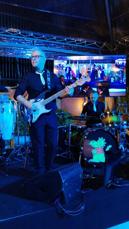Chitarrista sul palco durante un concerto