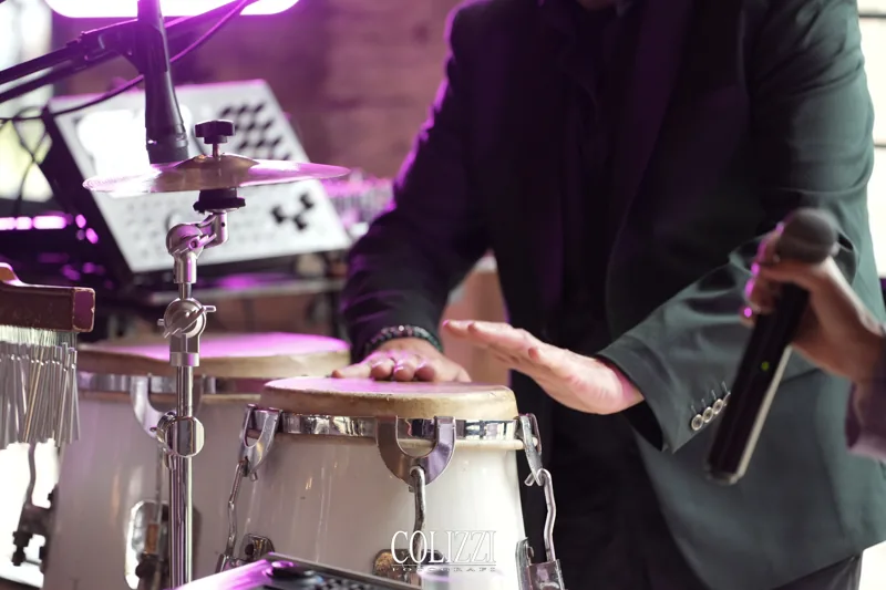 Le mani di Carlo sulle congas